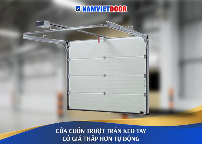 cửa cuốn trượt trần k&eacute;o tay c&oacute; gi&aacute; thấp hơn tự &dstrok;ộng