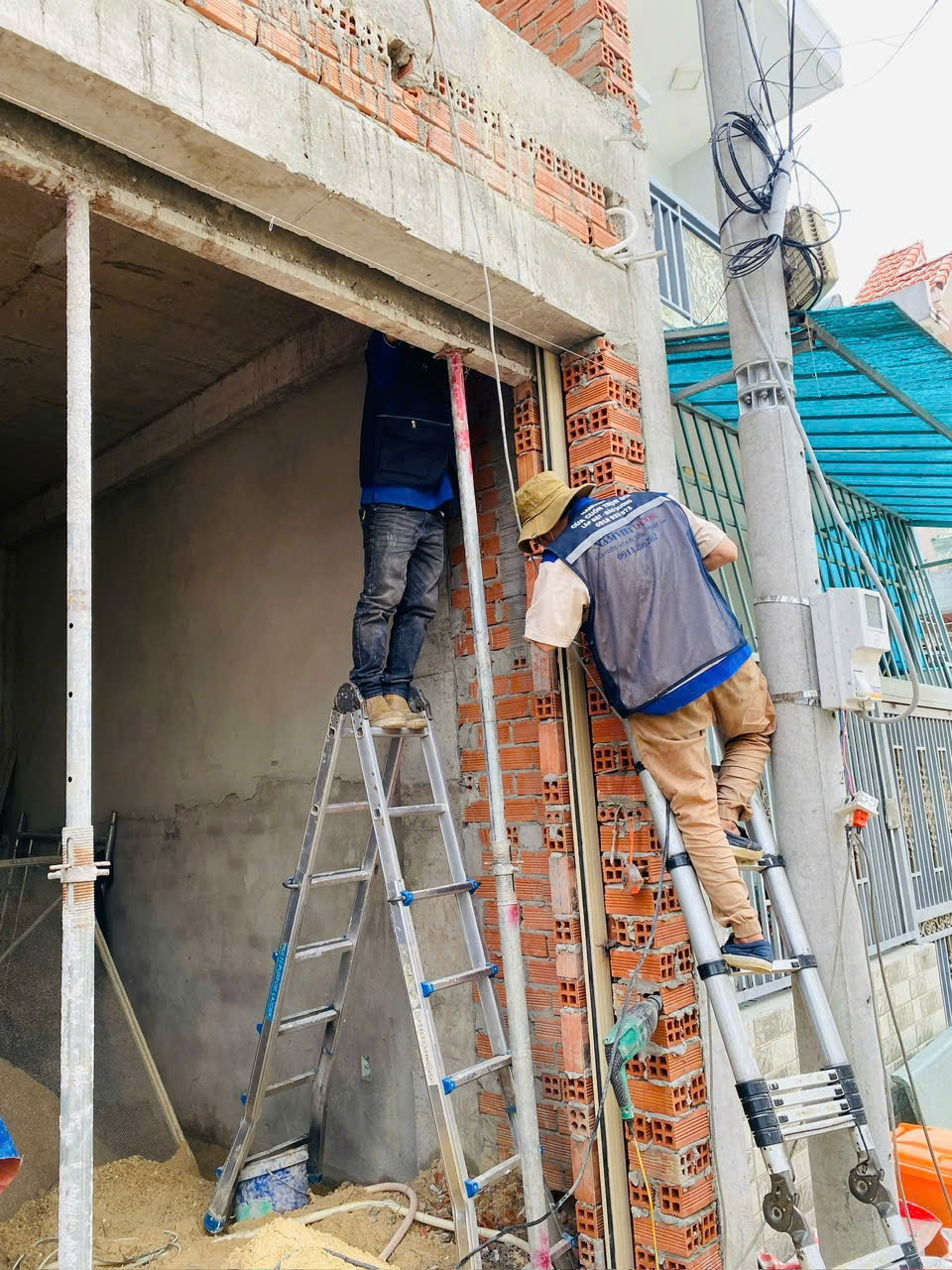 &dstrok;&agrave; kẹp cửa cuốn